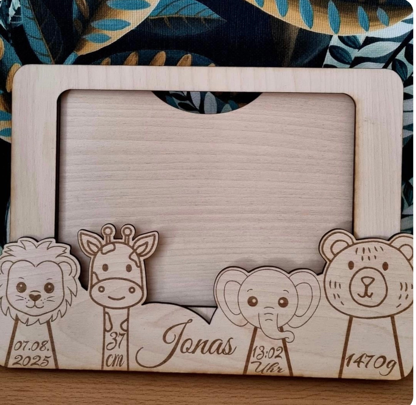 Personalisierter Bilderrahmen aus Holz zur Geburt – Tiermotiv | 23 × 18 cm (13 × 18 cm Foto)