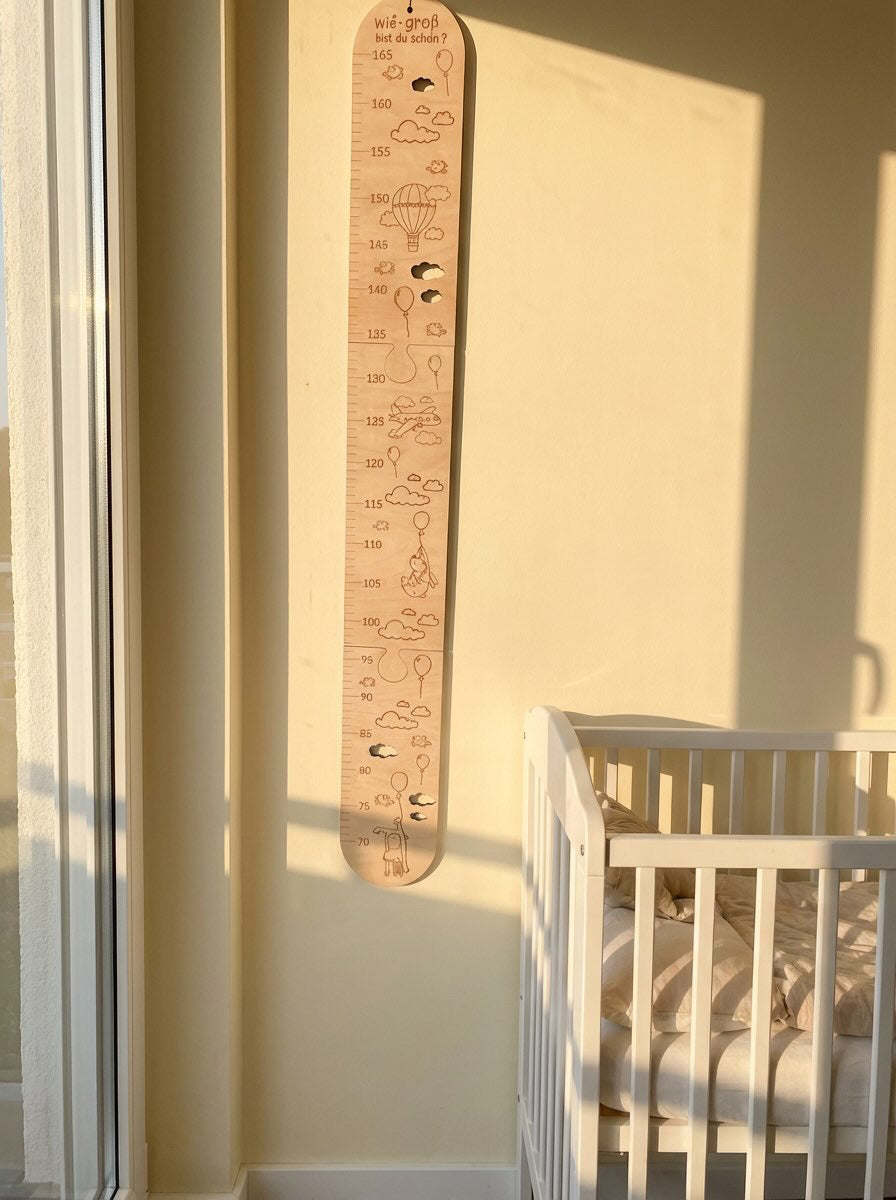 Kinder Messlatte aus Holz – Personalisiertes Größenmessbrett fürs Kinderzimmer | Tiere, Baustelle oder Heißluftballon