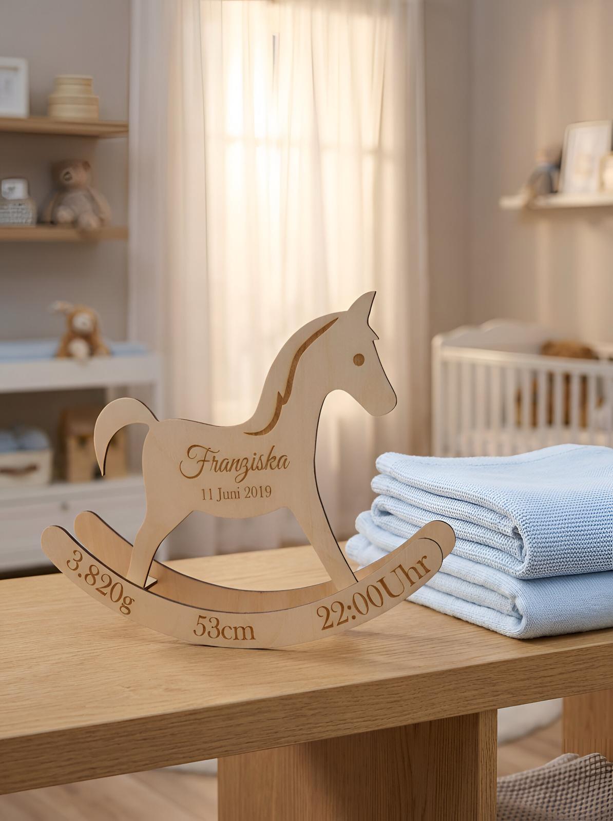 Personalisiertes Schaukelpferd aus Holz – Geburtsdaten Geschenk Baby | Höhe ca. 15 cm