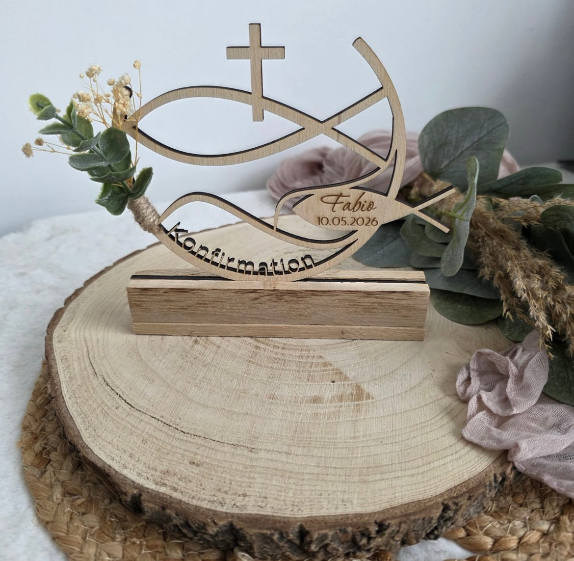 Christliches Holzsymbol personalisiert – Kommunion · Konfirmation · Firmung – Aufsteller, Hänger oder Tortenstecker