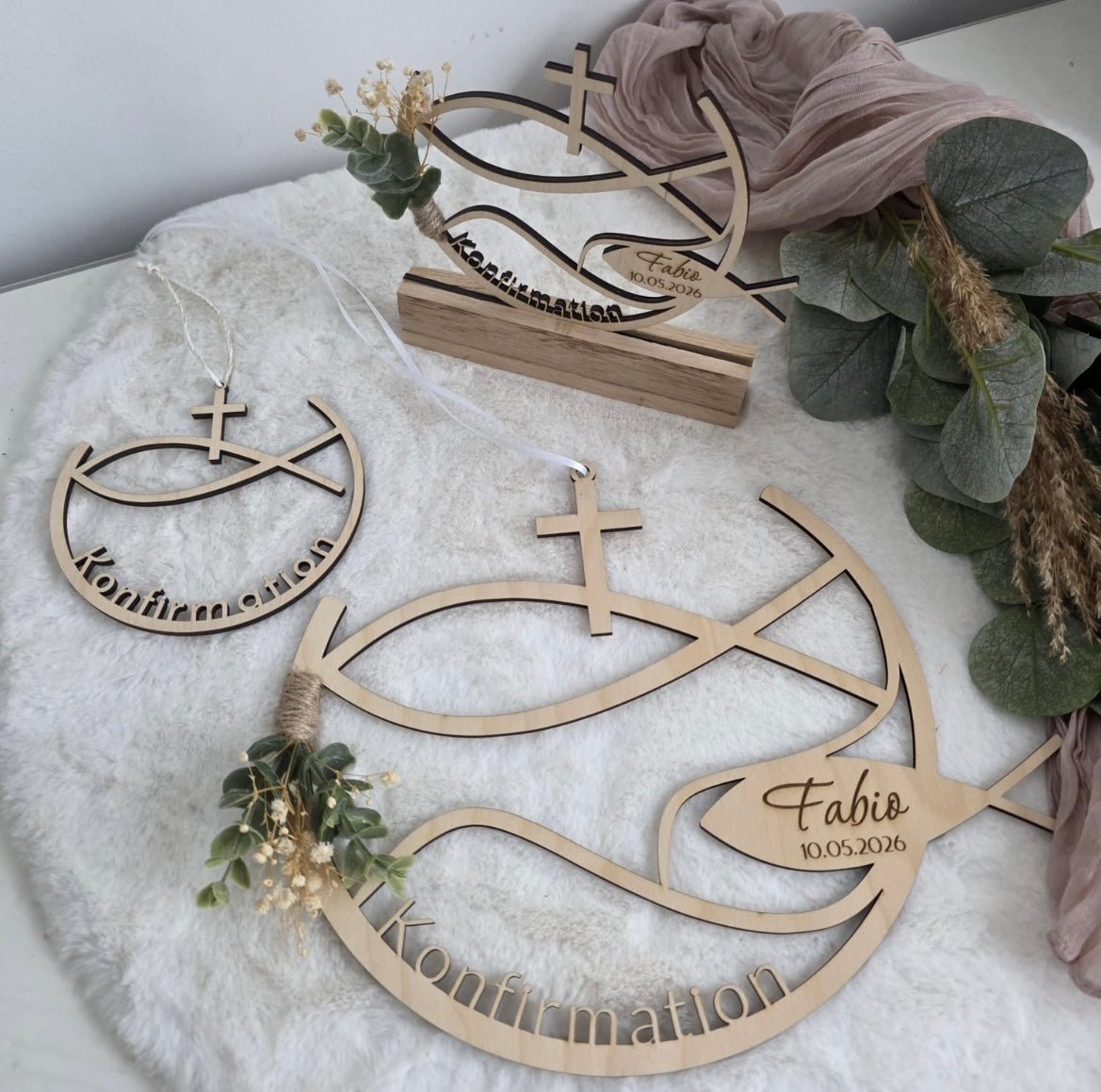 Christliches Holzsymbol personalisiert – Kommunion · Konfirmation · Firmung – Aufsteller, Hänger oder Tortenstecker