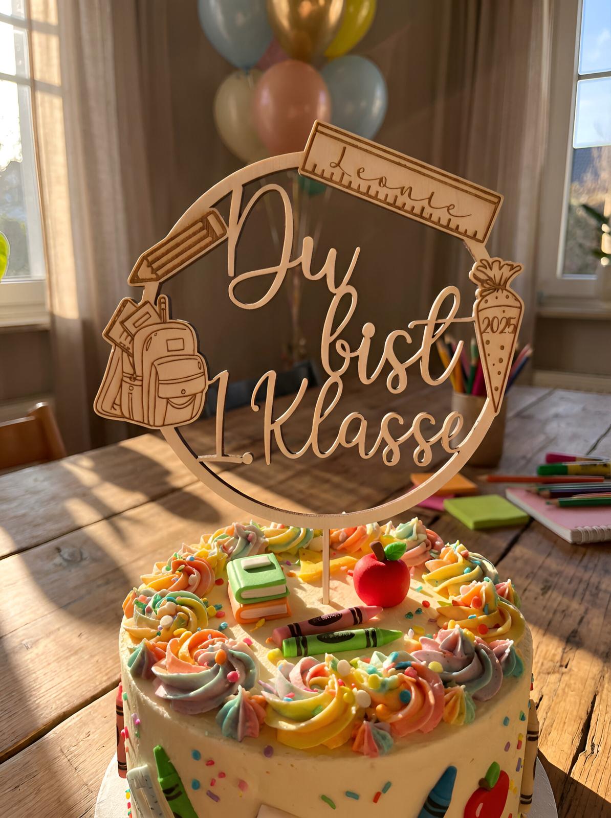 Personalisierter Cake Topper „Du bist 1. Klasse“ aus Holz – Schulanfang | Ø 15 cm