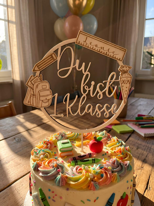 Personalisierter Cake Topper „Du bist 1. Klasse“ aus Holz – Schulanfang | Ø 15 cm