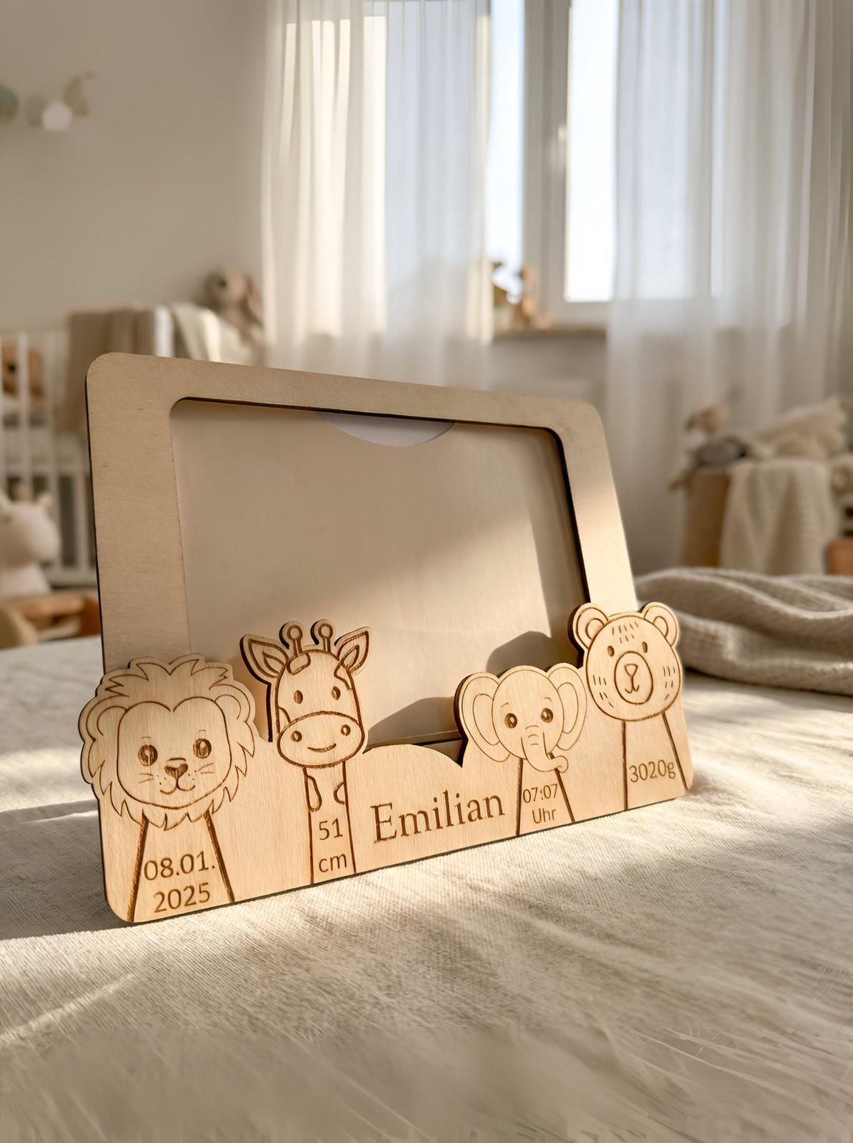 Personalisierter Bilderrahmen aus Holz zur Geburt – Tiermotiv | 23 × 18 cm (13 × 18 cm Foto)