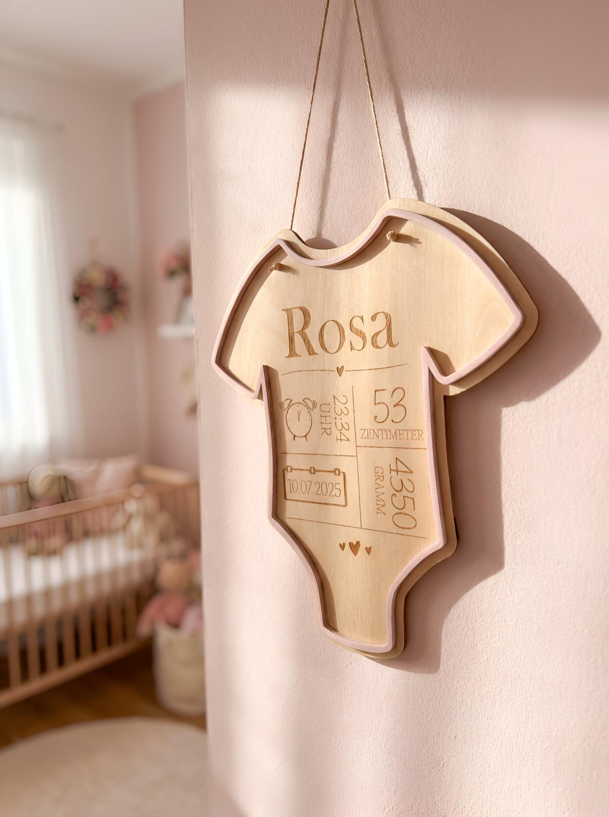 Personalisierter Babybody aus Holz mit Geburtsdaten – Wanddeko Babyzimmer | Höhe ca. 25 cm