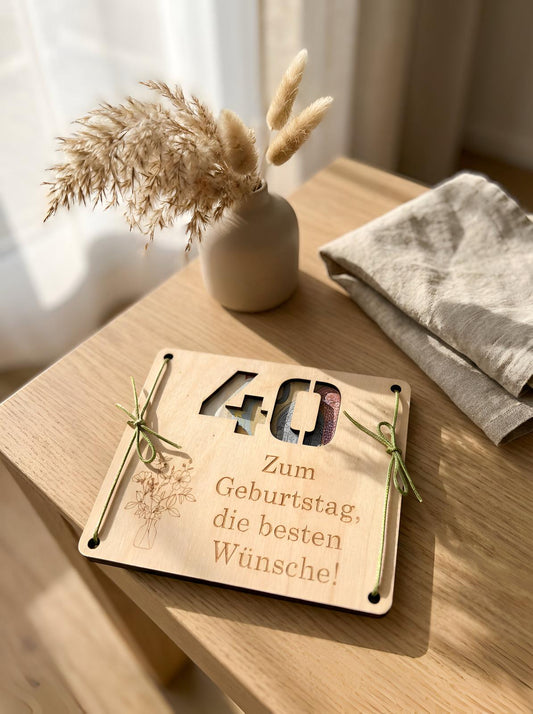 Geldgeschenk aus Holz mit Wunschzahl – Zum Geburtstag | 16 × 14 cm