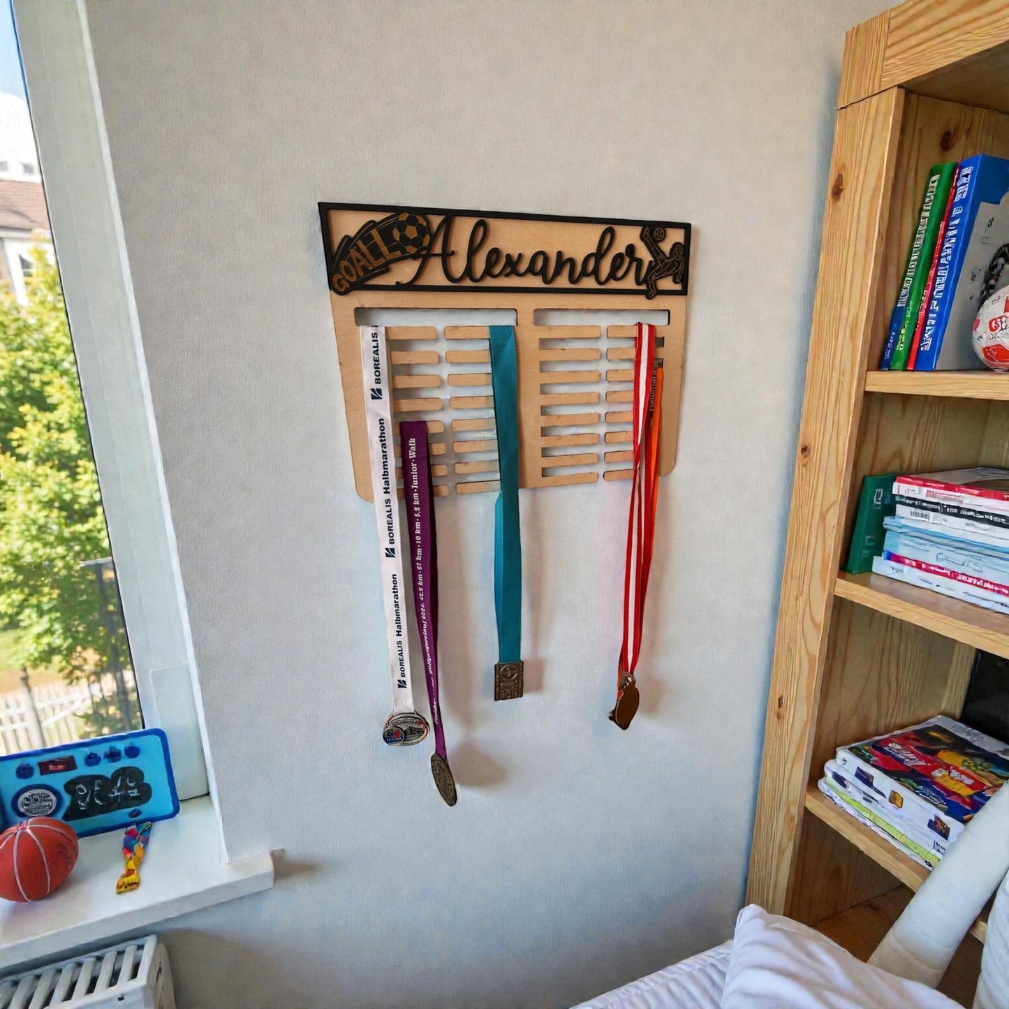 Personalisierte Medaillenhalterung aus Holz mit Name – Medaillenhalter für Sport & Wettkämpfe