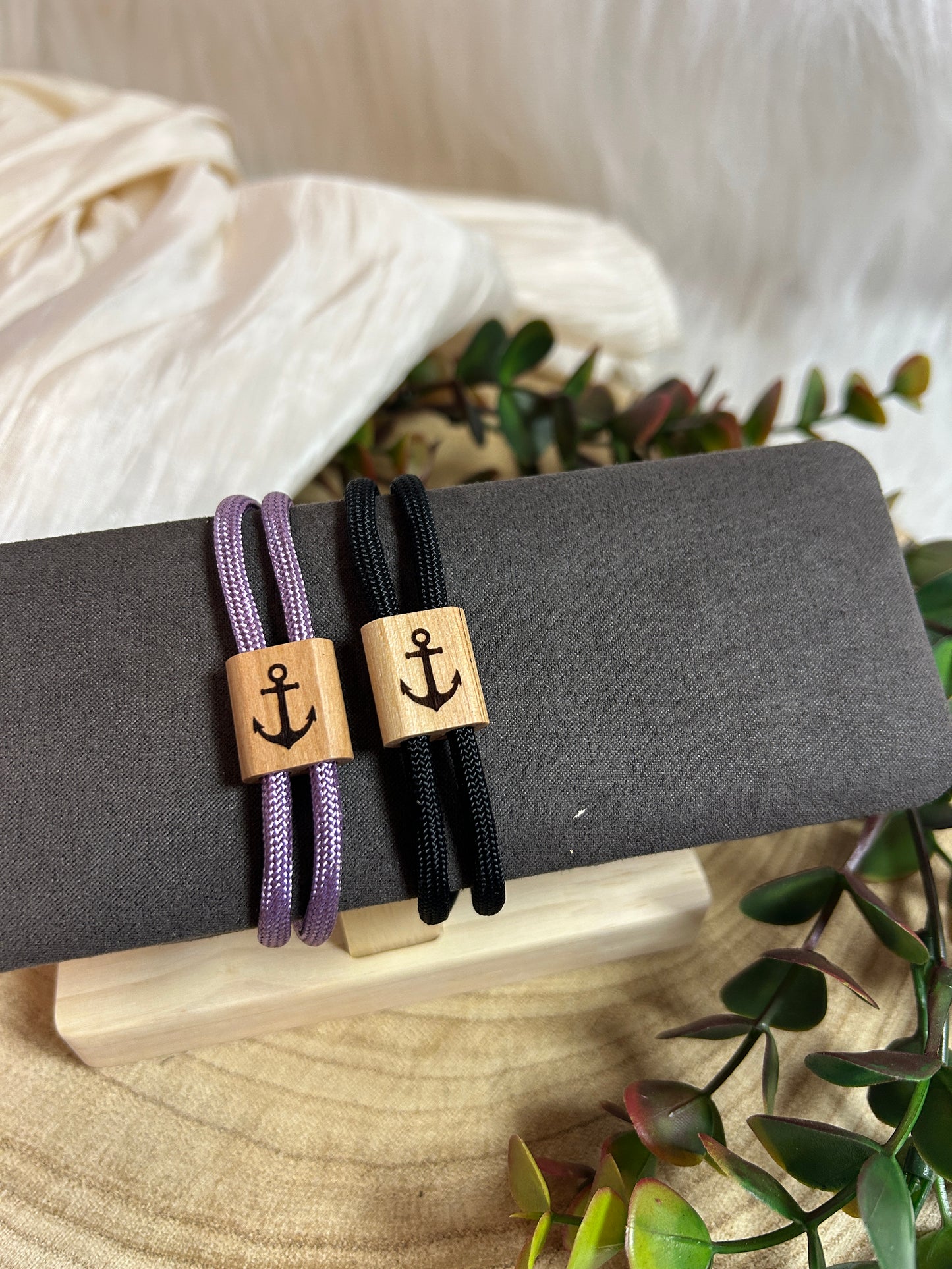 Verstellbares Armband mit Holz-Element & Wunschgravur – Personalisiert | Unisex Paracord Armband in verschiedenen Farben