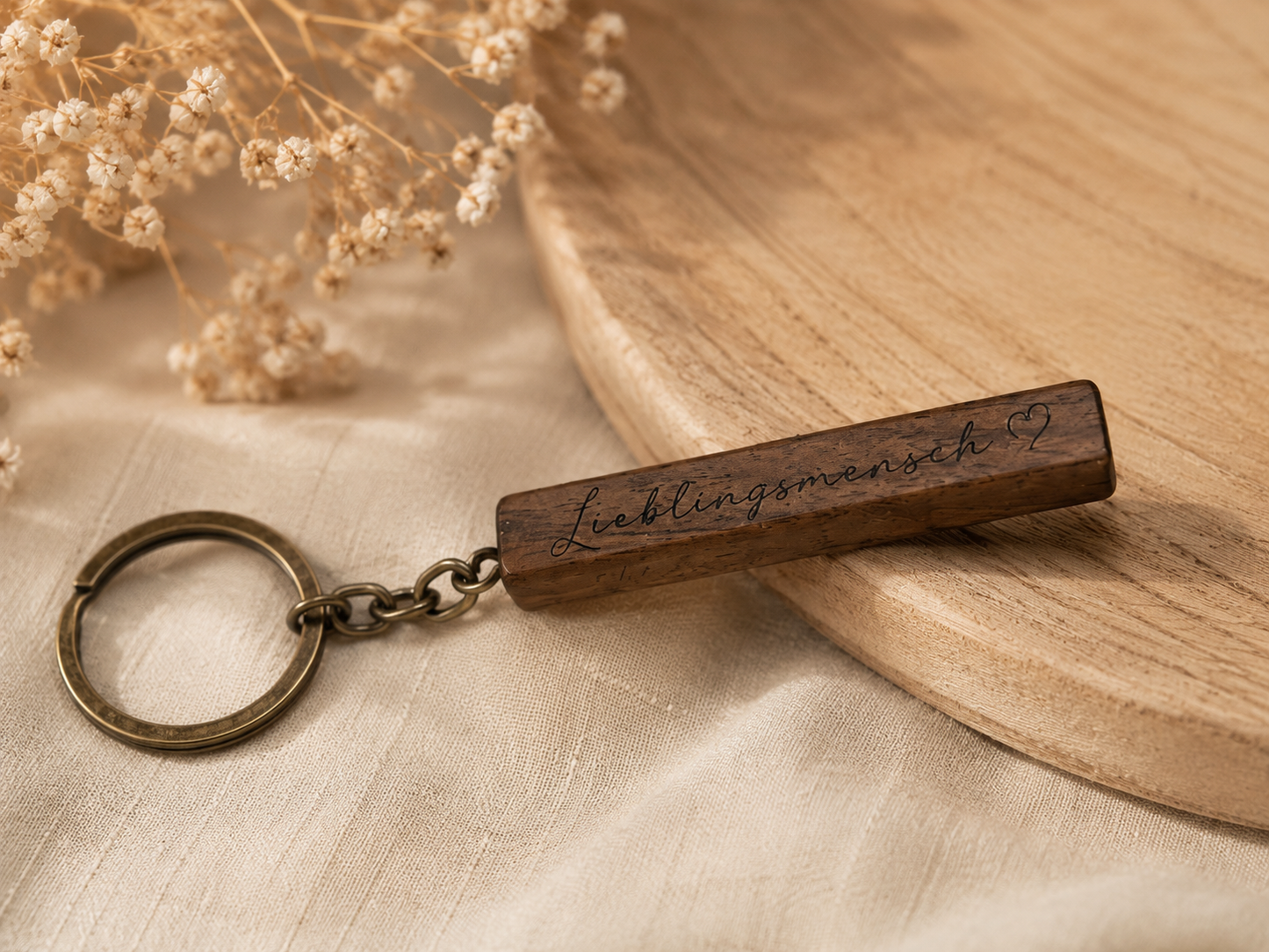 Personalisierter Holz Schlüsselanhänger mit Gravur – Individuelles Geschenk für Lieblingsmensch | Geschenk für Freundin, Freund & Paare