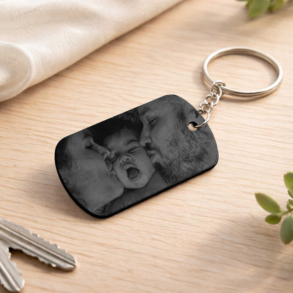 Personalisierter Schlüsselanhänger aus eloxiertem Aluminium (50x30 mm) mit Gravur – Foto oder Text individuell gestaltbar