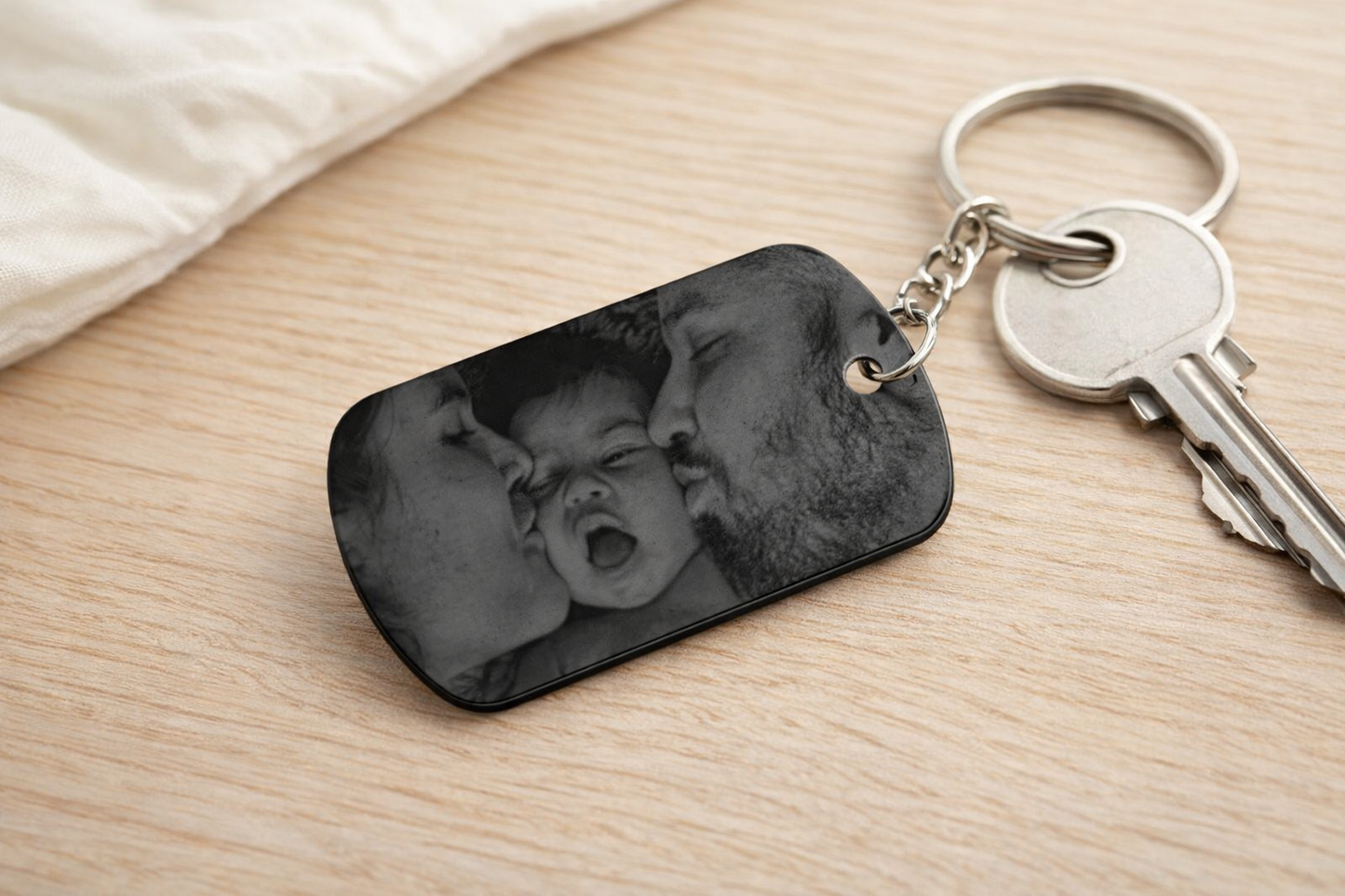 Personalisierter Schlüsselanhänger aus eloxiertem Aluminium (50x30 mm) mit Gravur – Foto oder Text individuell gestaltbar