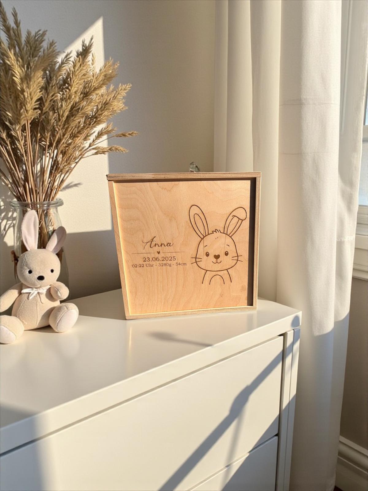 Personalisierte Erinnerungskiste aus Holz mit Schiebedeckel – Geburtskiste & Aufbewahrungsbox | 240×240×90 mm