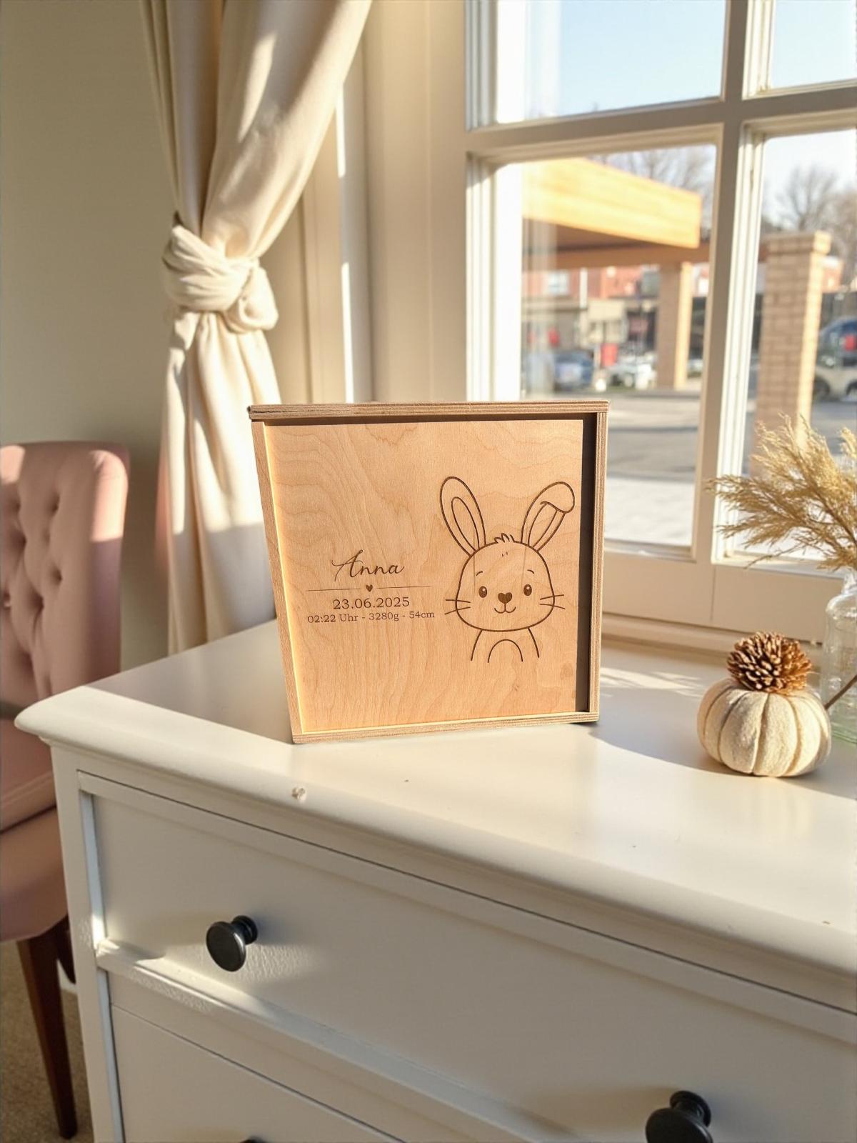 Personalisierte Erinnerungskiste aus Holz mit Schiebedeckel – Geburtskiste & Aufbewahrungsbox | 240×240×90 mm