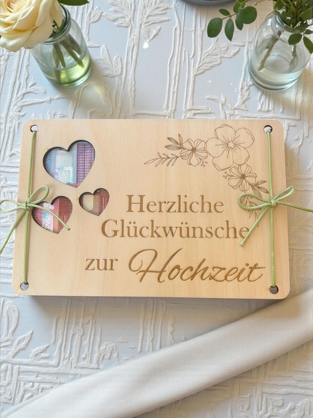 Geldgeschenk Hochzeit aus Holz – „Herzliche Glückwünsche zur Hochzeit“ – Geldgeschenk mit Herzen – 16 × 14 cm – inkl. Schnüre