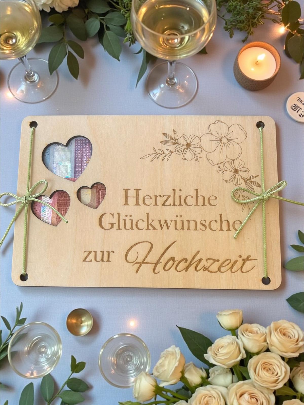 Geldgeschenk Hochzeit aus Holz – „Herzliche Glückwünsche zur Hochzeit“ – Geldgeschenk mit Herzen – 16 × 14 cm – inkl. Schnüre