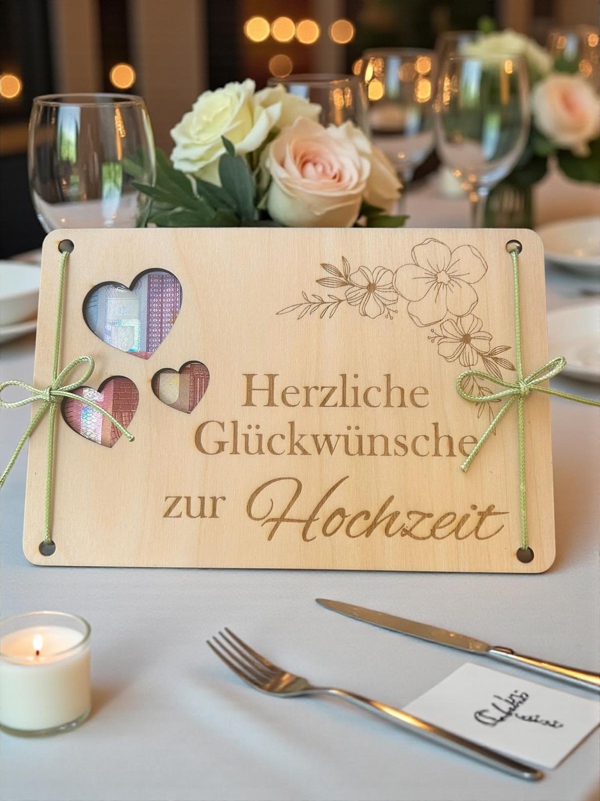 Geldgeschenk Hochzeit aus Holz – „Herzliche Glückwünsche zur Hochzeit“ – Geldgeschenk mit Herzen – 16 × 14 cm – inkl. Schnüre