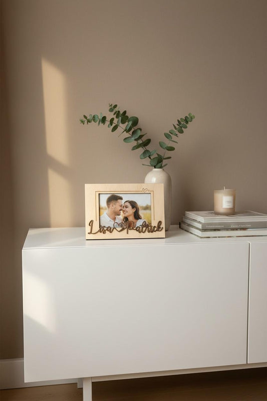Personalisierter Bilderrahmen aus Holz mit Namen – Foto 10×15 cm – Hoch- oder Querformat – stehend oder hängend