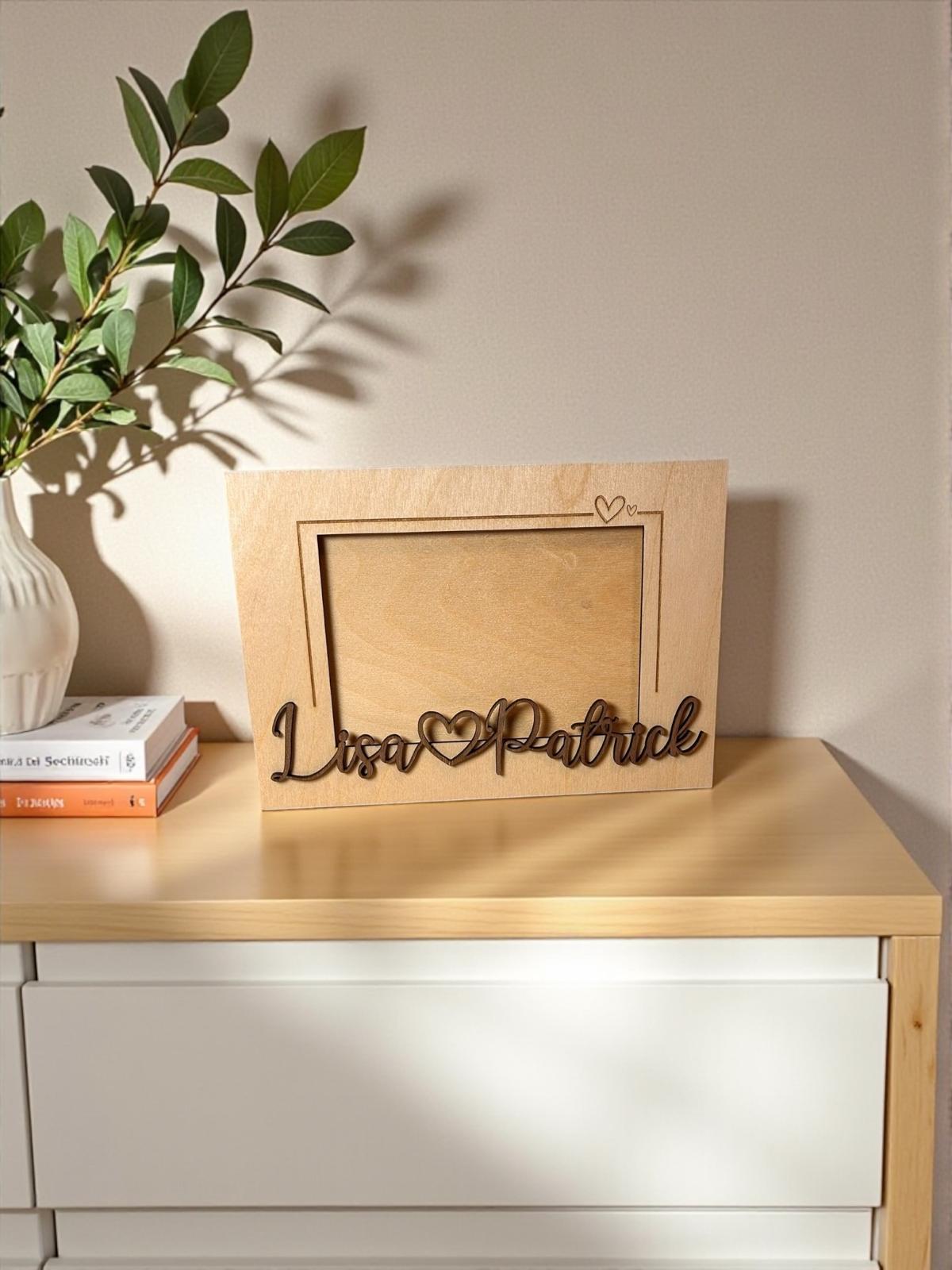 Personalisierter Bilderrahmen aus Holz mit Namen – Foto 10×15 cm – Hoch- oder Querformat – stehend oder hängend