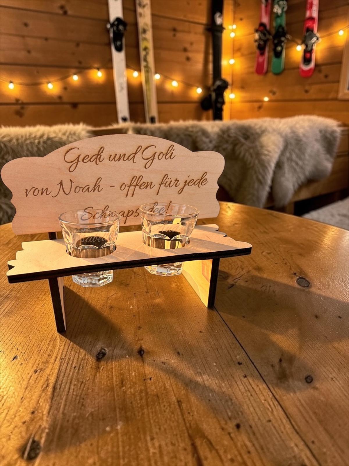 Personalisiertes Schnapsbankerl aus Holz mit Gravur – Shotgläser optional graviert | Geschenkidee