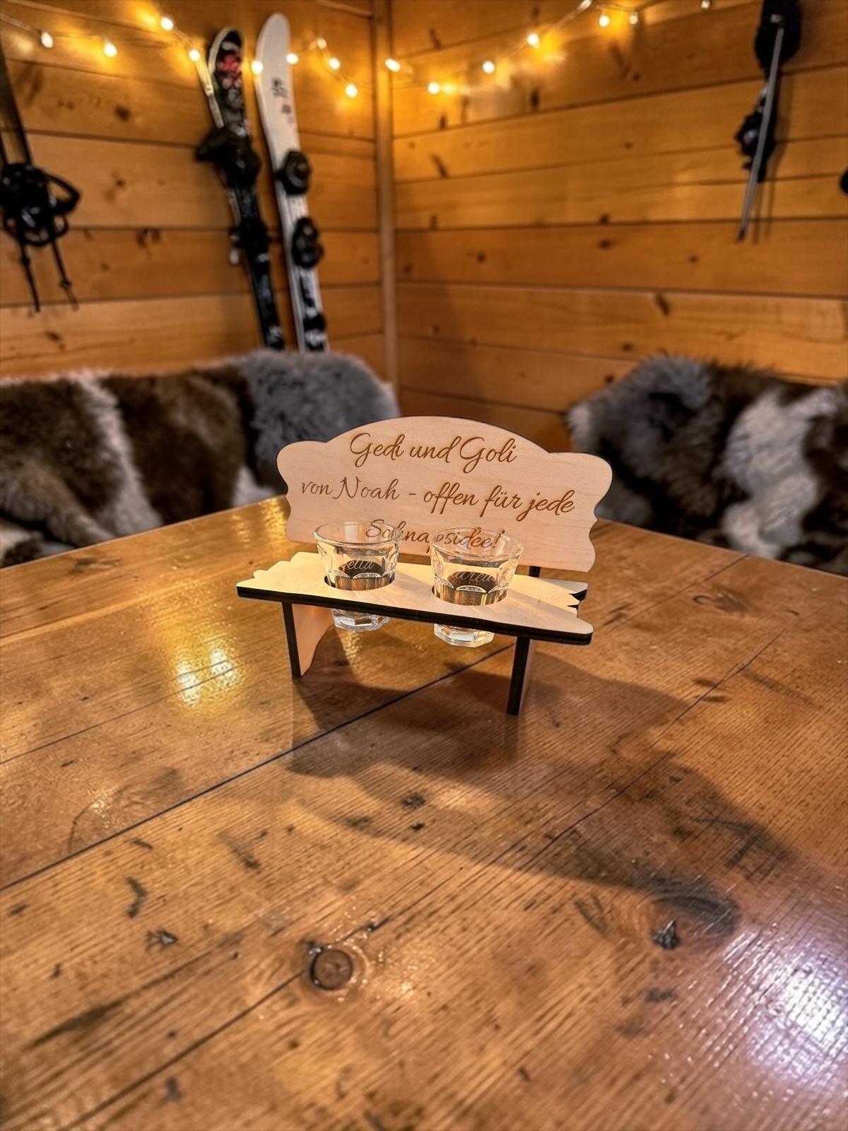 Personalisiertes Schnapsbankerl aus Holz mit Gravur – Shotgläser optional graviert | Geschenkidee