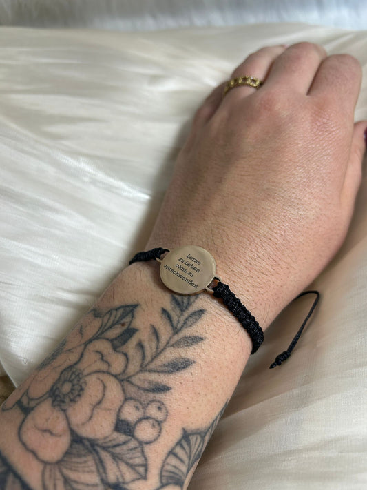 Personalisiertes Armband mit Gravur – Verstellbares Makramee Armband mit Metallanhänger in Gold, Silber oder Roségold