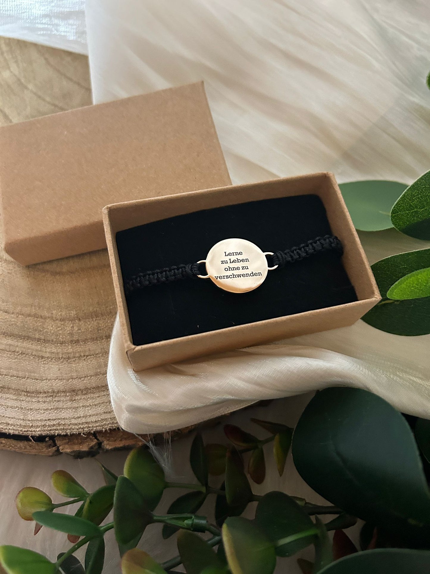 Personalisiertes Armband mit Gravur – Verstellbares Makramee Armband mit Metallanhänger in Gold, Silber oder Roségold