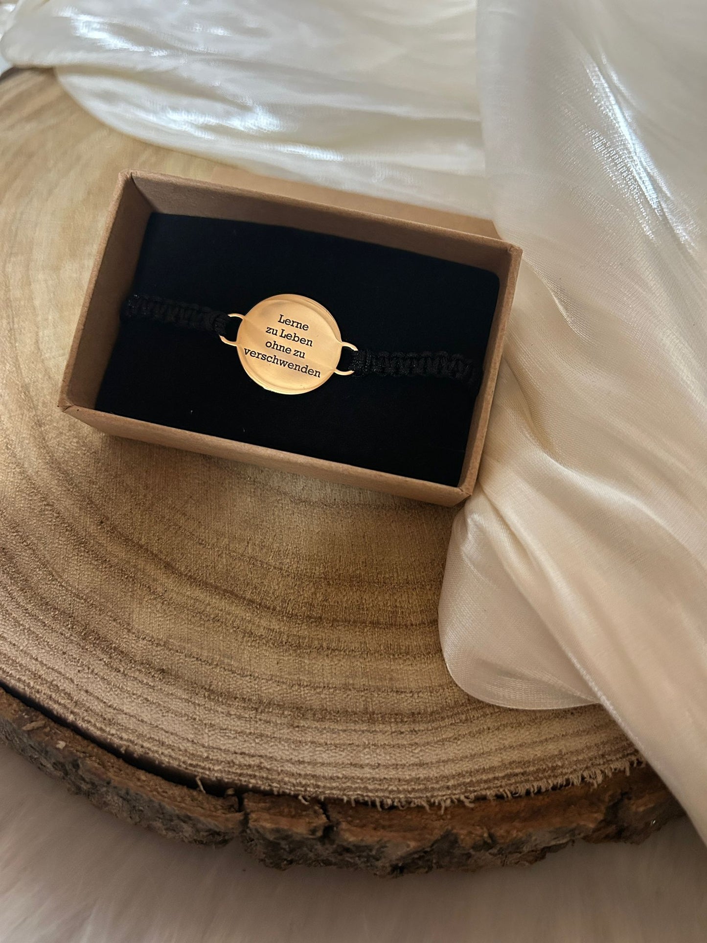 Personalisiertes Armband mit Gravur – Verstellbares Makramee Armband mit Metallanhänger in Gold, Silber oder Roségold