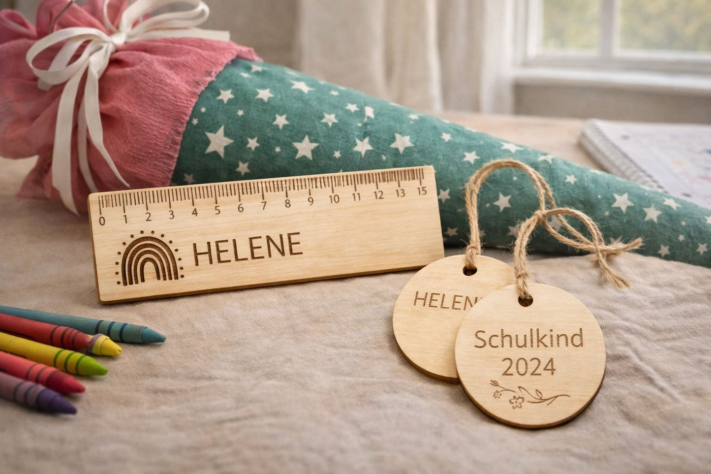 Personalisiertes Lineal aus Holz mit Name & Schultüten-Anhänger – Einschulung Geschenk