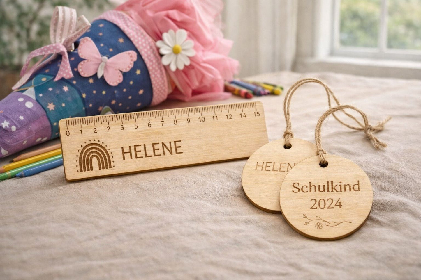 Personalisiertes Lineal aus Holz mit Name & Schultüten-Anhänger – Einschulung Geschenk