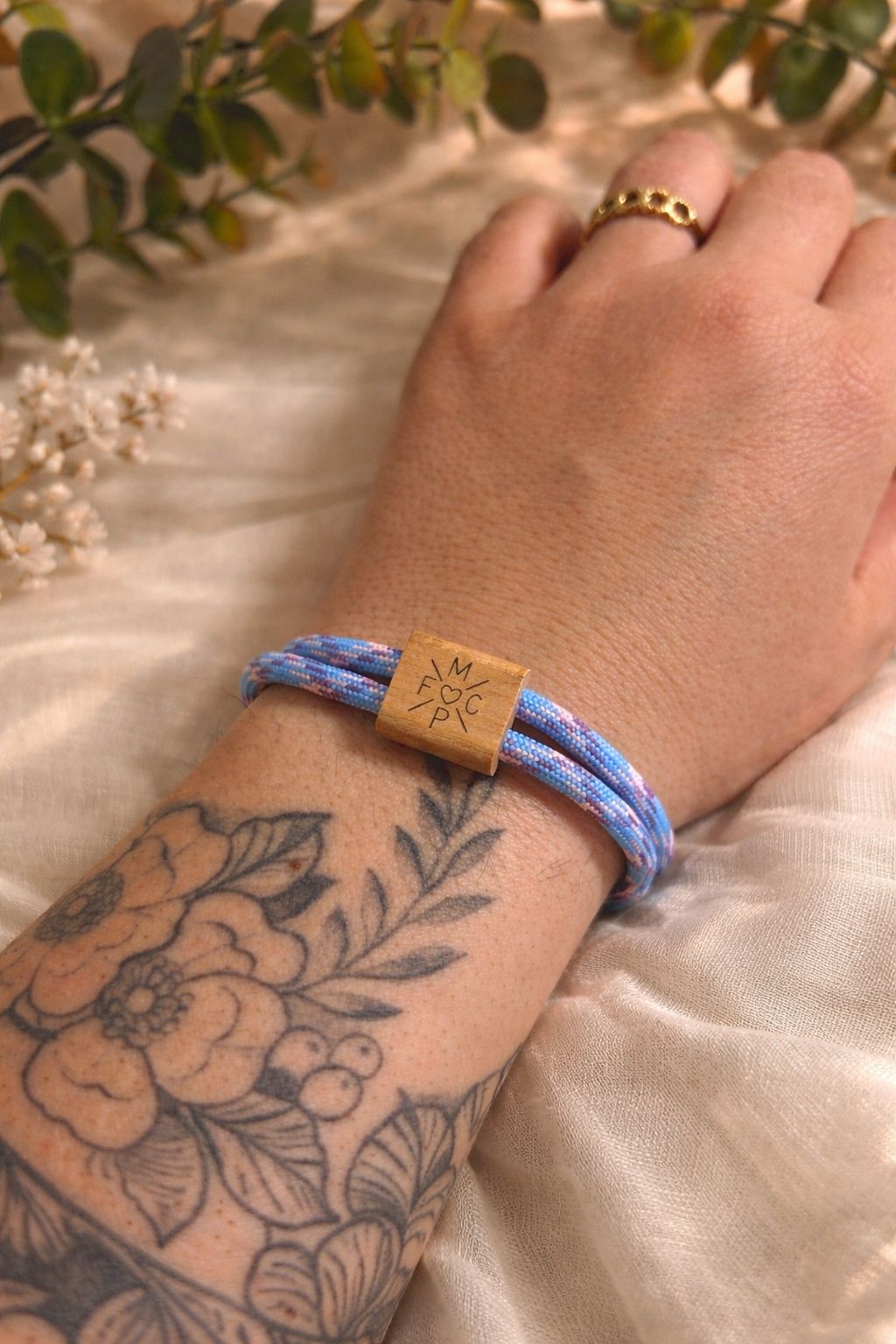 Verstellbares Armband mit Holz-Element & Wunschgravur – Personalisiert | Unisex Paracord Armband in verschiedenen Farben