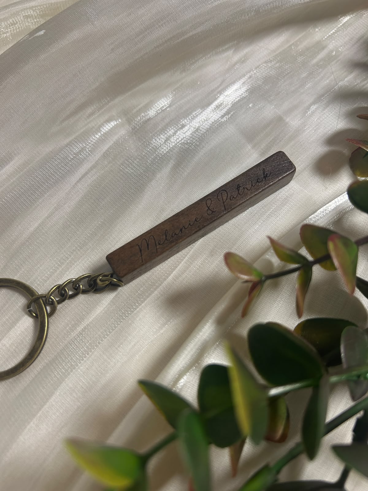 Personalisierter Holz Schlüsselanhänger mit Gravur – Individuelles Geschenk für Lieblingsmensch | Geschenk für Freundin, Freund & Paare
