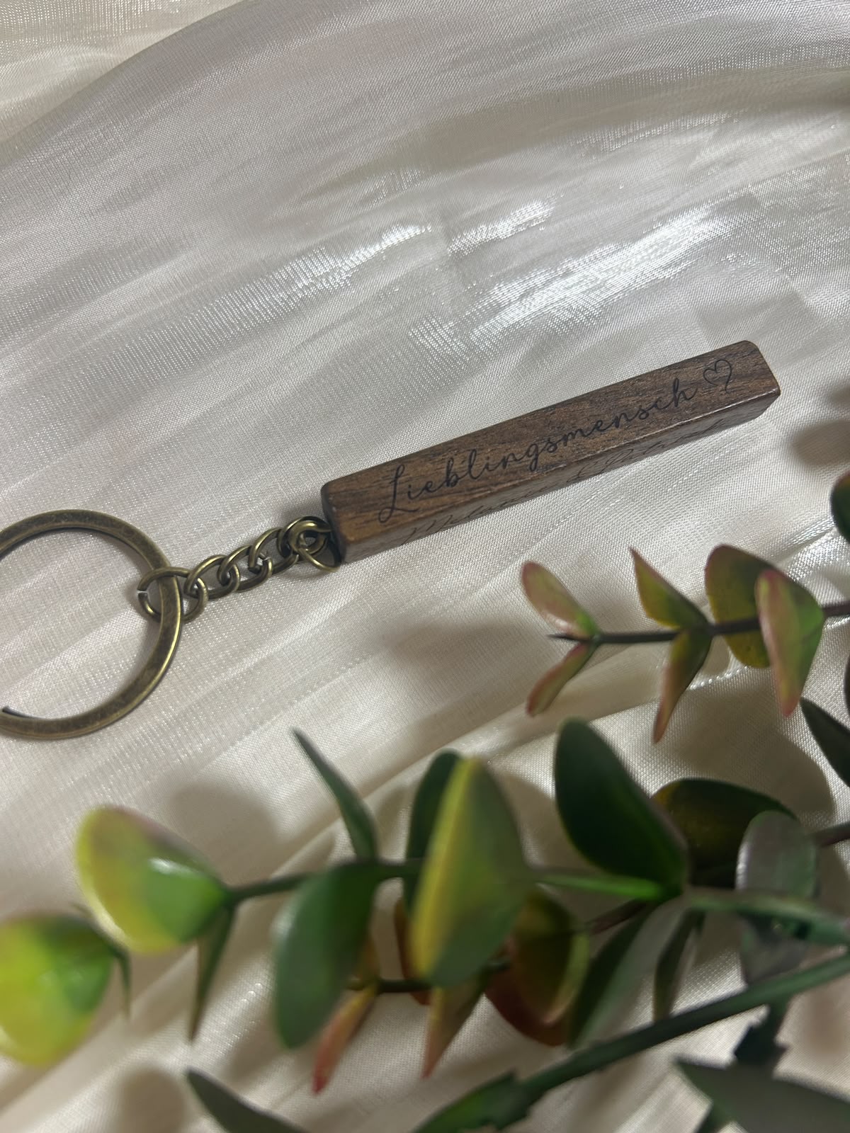 Personalisierter Holz Schlüsselanhänger mit Gravur – Individuelles Geschenk für Lieblingsmensch | Geschenk für Freundin, Freund & Paare