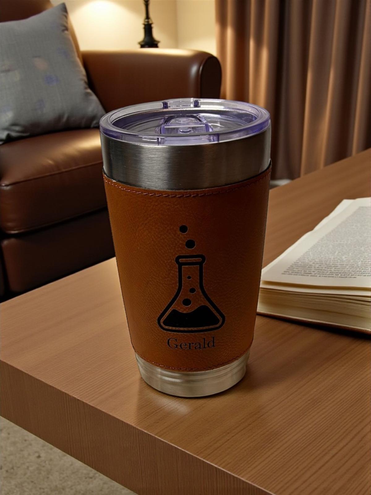 Personalisierter Thermobecher mit Gravur – 590 ml – Edelstahl mit Kunstleder – Wunschname – Spülmaschinengeeignet – Schwarz oder Braun